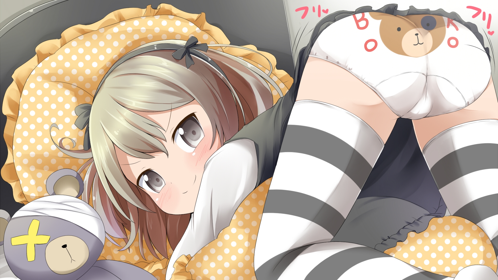 【バックプリント】子供っぽいバックプリントでお尻側にイラストの付いた女児ショーツをはいてるロリ少女の二次エロ画像