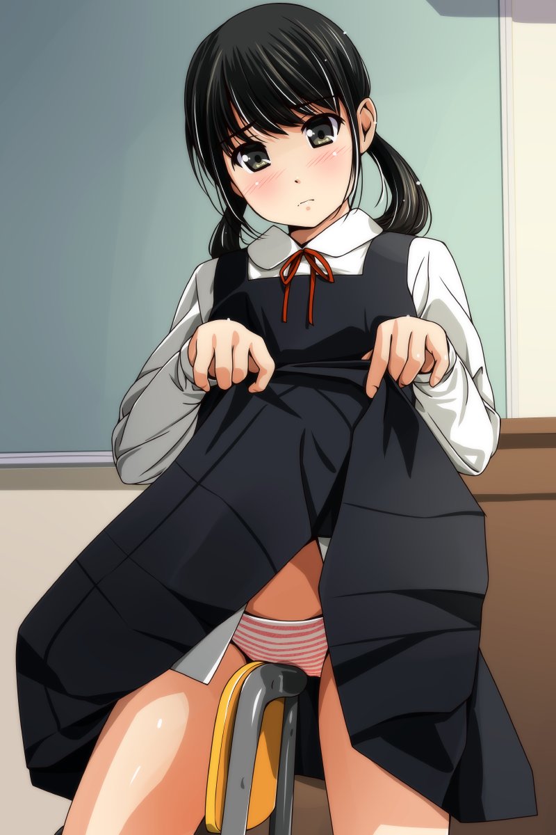 学校でこっそりスカートたくし上げてパンツを見せてくれる露出系制服美少女たくし上げ二次エロ画像-12