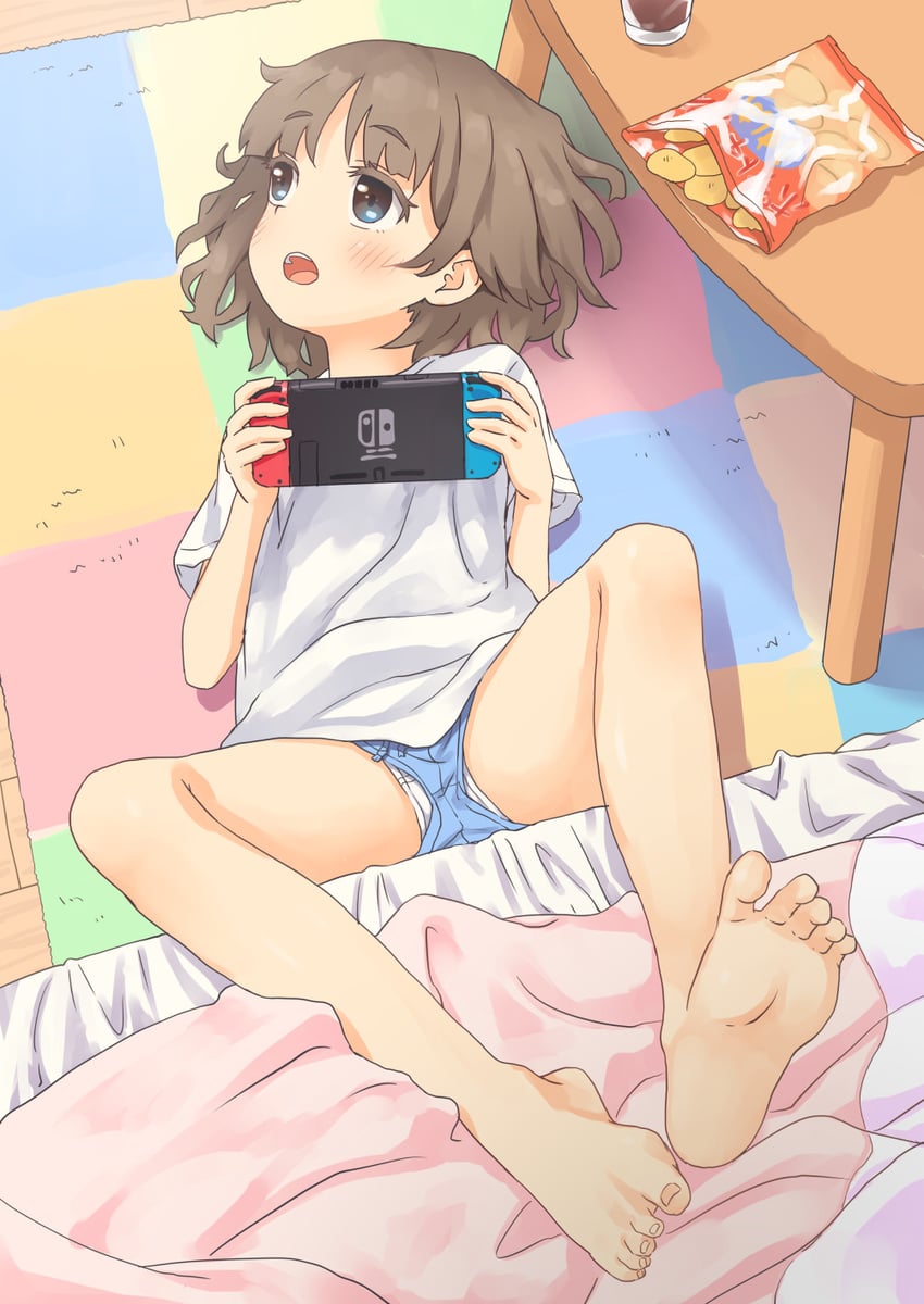 今だとこっちの方が見える事がある二次ロリ少女の隙間パンチラ二次エロ画像-11