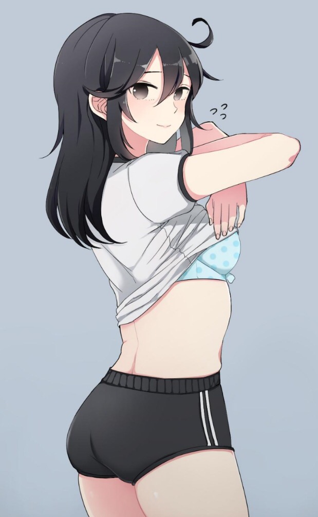 着替え中でシャツや上着を脱ぐため両手をかけてまくり上げてる女の子のエロ画像-5