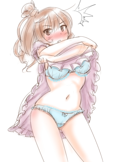 着替え中でシャツや上着を脱ぐため両手をかけてまくり上げてる女の子のエロ画像-14