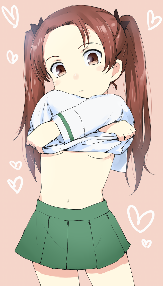 着替え中でシャツや上着を脱ぐため両手をかけてまくり上げてる女の子のエロ画像-28